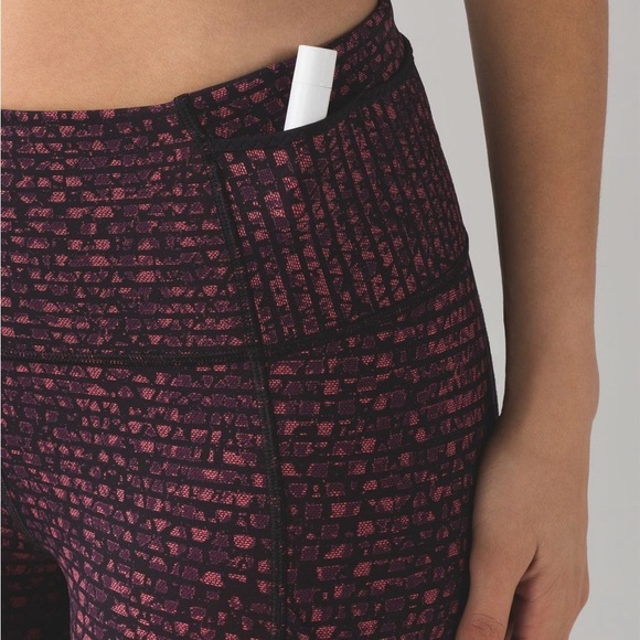 EUC - Lululemon Outrun 17” Crop Shatter Weave - Dust Coral Plum/Black - size 6 - Picture 2 of 10